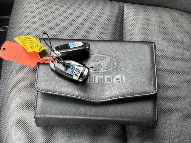 Hyundai Kona 1.6 GDI HEV Premium / Navigatie / Apple Carplay & Android Auto / Lederen Bekleding / Stuur & Stoelverwarming / Stoelventilatie / Elektrisch Verstelbare Stoelen / LED lampen / Parkersensoren Rondom / HUD /