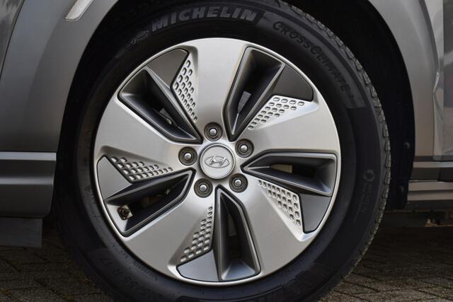 Hyundai Kona EV Fashion 64 kWh 1e Eigenaar | Head-Up Display | Adaptieve Cruise Control | Climate Control | Navigatie |