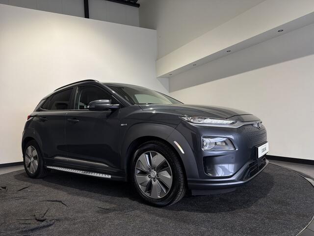 Hyundai Kona EV Premium 64 kWh | Voorstoelen verwarmd & gekoeld | Trekhaak | Warmtepomp | Soh (batterijcheck) Waarde 90,4 %