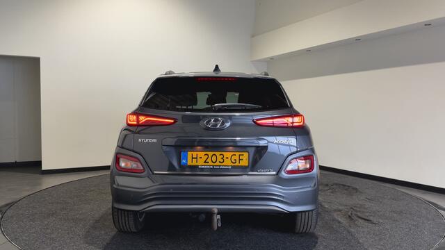 Hyundai Kona EV Premium 64 kWh | Voorstoelen verwarmd & gekoeld | Trekhaak | Warmtepomp | Soh (batterijcheck) Waarde 90,4 %