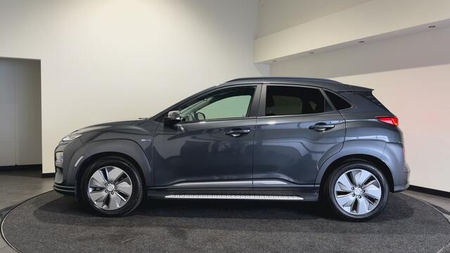 Hyundai Kona EV Premium 64 kWh | Voorstoelen verwarmd & gekoeld | Trekhaak | Warmtepomp | Soh (batterijcheck) Waarde 90,4 %