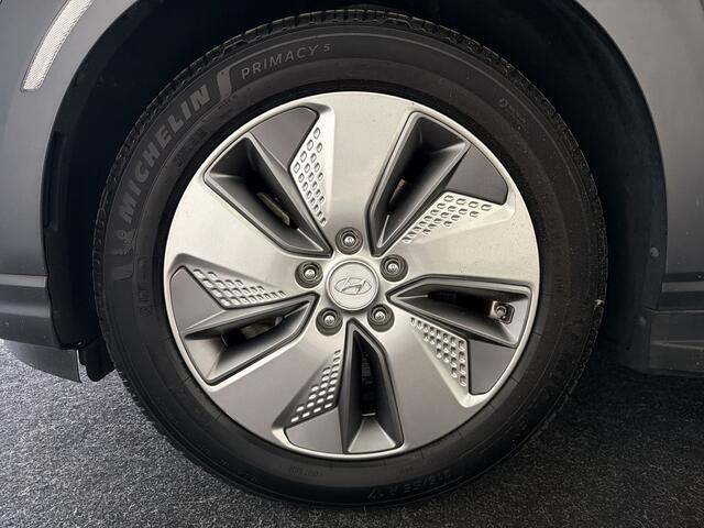 Hyundai Kona EV Premium 64 kWh | Voorstoelen verwarmd & gekoeld | Trekhaak | Warmtepomp | Soh (batterijcheck) Waarde 90,4 %