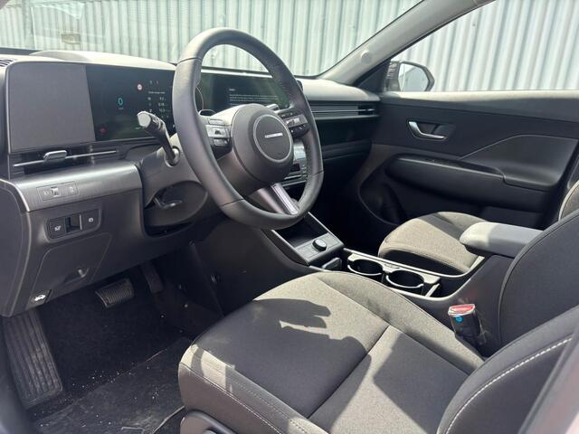 Hyundai Kona Electric Comfort Smart 65.4 kWh / ¤3500,- Voordeel / Uit Voorraad Leverbaar / Elektrische Achterklep / Navigatie / Achteruitrij Camera / Adaptive Cruise / Keyless /