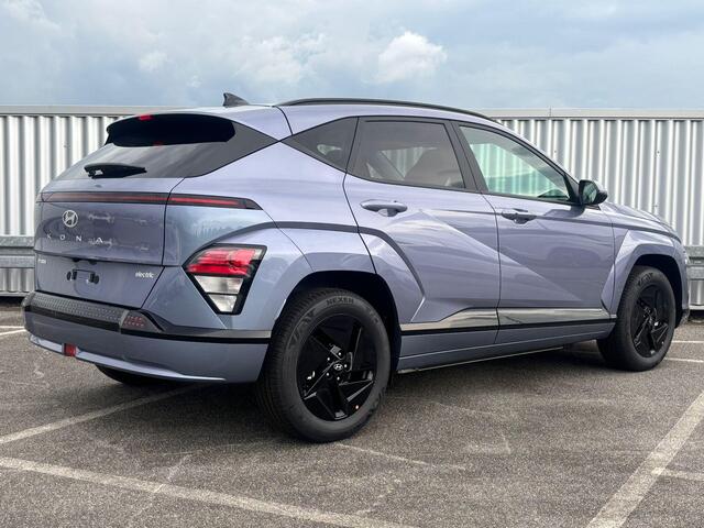 Hyundai Kona Electric Pure Edition 64.8 kWh / ¤500,- Voordeel / Uit Voorraad Leverbaar / Stoel- & Stuurverwarming / Achteruitrijcamera / Parkeersensoren Voor + Achter / Dynamische Navigatie / Climate Control / Adaptive Cruise Control /