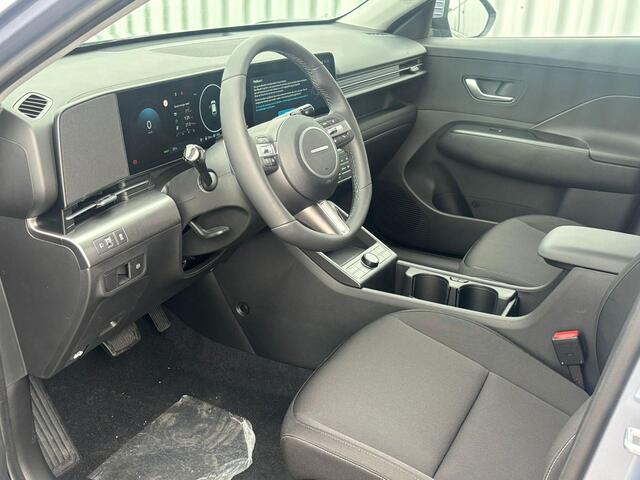 Hyundai Kona Electric Pure Edition 64.8 kWh / ¤500,- Voordeel / Uit Voorraad Leverbaar / Stoel- & Stuurverwarming / Achteruitrijcamera / Parkeersensoren Voor + Achter / Dynamische Navigatie / Climate Control / Adaptive Cruise Control /