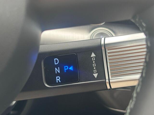 Hyundai Kona Electric Pure Edition 64.8 kWh / ¤500,- Voordeel / Uit Voorraad Leverbaar / Stoel- & Stuurverwarming / Achteruitrijcamera / Parkeersensoren Voor + Achter / Dynamische Navigatie / Climate Control / Adaptive Cruise Control /