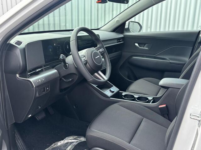 Hyundai Kona Electric Pure Edition 64.8 kWh / ¤500,- Voordeel / Uit Voorraad Leverbaar / Stoel- & Stuurverwarming / Achteruitrijcamera / Parkeersensoren Voor + Achter / Dynamische Navigatie / Climate Control / Adaptive Cruise Control /