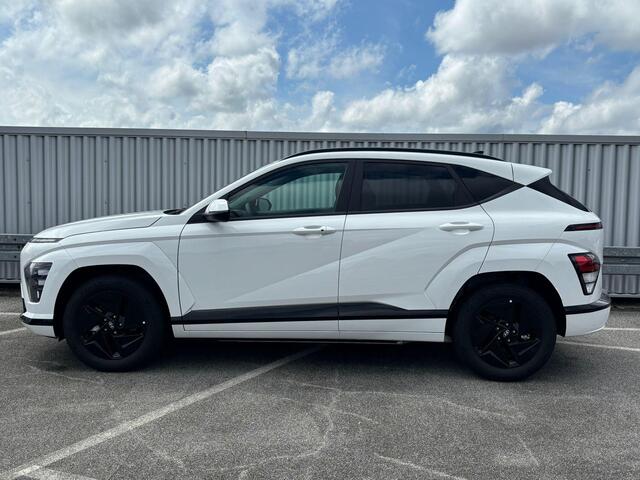 Hyundai Kona Electric Pure Edition 64.8 kWh / ¤500,- Voordeel / Uit Voorraad Leverbaar / Stoel- & Stuurverwarming / Achteruitrijcamera / Parkeersensoren Voor + Achter / Dynamische Navigatie / Climate Control / Adaptive Cruise Control /