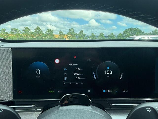 Hyundai Kona Electric Pure Edition 64.8 kWh / ¤500,- Voordeel / Uit Voorraad Leverbaar / Stoel- & Stuurverwarming / Achteruitrijcamera / Parkeersensoren Voor + Achter / Dynamische Navigatie / Climate Control / Adaptive Cruise Control /