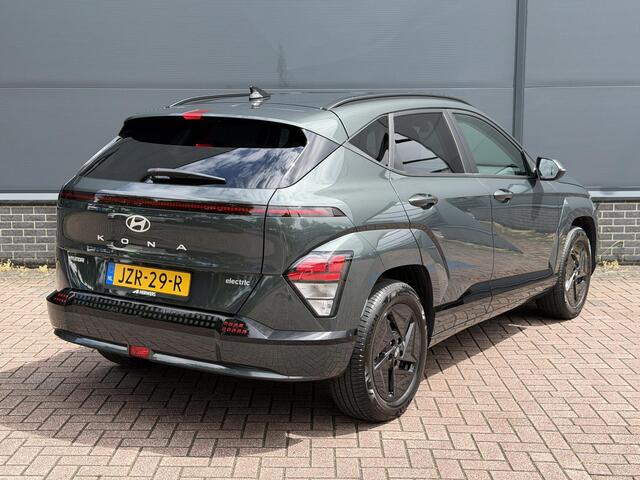 Hyundai Kona Electric Pure Edition 64.8 kWh / Stuur & Stoelverwarming / Navigatie / Achteruitrijcamera / Apple CarPlay & Android Auto / Parkeersensoren V + A /