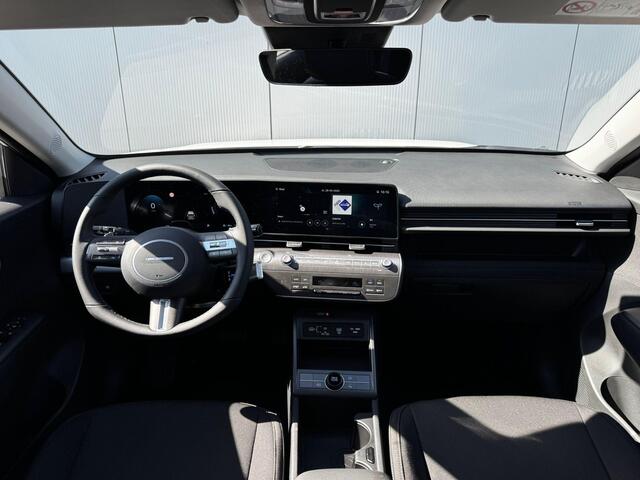 Hyundai Kona Comfort 64.8 kWh / ¤ 4.000,- voordeel op nieuwprijs / Rijklaarprijs / Direct Leverbaar / Navigatie / 5 Jaar Fabrieks garantie /