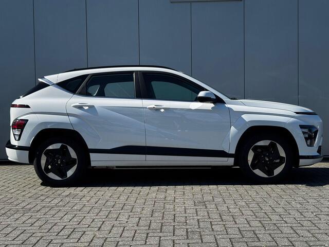 Hyundai Kona Comfort 64.8 kWh / ¤ 4.000,- voordeel op nieuwprijs / Rijklaarprijs / Direct Leverbaar / Navigatie / 5 Jaar Fabrieks garantie /