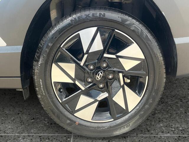 Hyundai Kona 1.6 GDI 140pk HEV Premium Sky | SCHUIF/KANTELDAK | FULL LED | PREMIUM LEDER | ADAPTIVE CRUISE | 360° CAMERA | STOELVERW. + KOELING | FABRIEKS.GAR. 4-2030 |