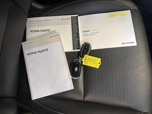 Hyundai Kona 1.6 GDI HEV Premium / Trekhaak / 1300 kg Trekgewicht / Stoel & Stuurverwarming / Navigatiesysteem / Apple carplay & Android auto / Achteruitrijcamera / Voor & achter sensoren /