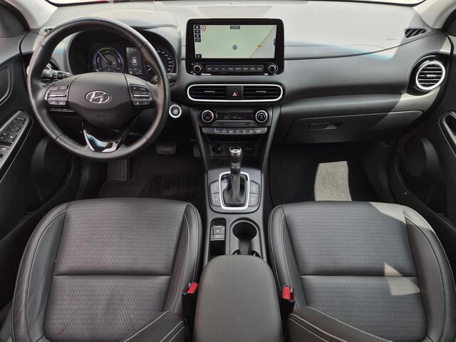 Hyundai Kona 1.6 GDI HEV Premium / Dealer onderhouden / Head Up Display / Adaptief cruise control / Achteruitrijcamera / Trekgewicht 1300 kg / Stuur- & Stoelverwarming / Stoelventilatie / Keyless Entry/Start / Krell audio systeem / Draadloze telefoon lader /