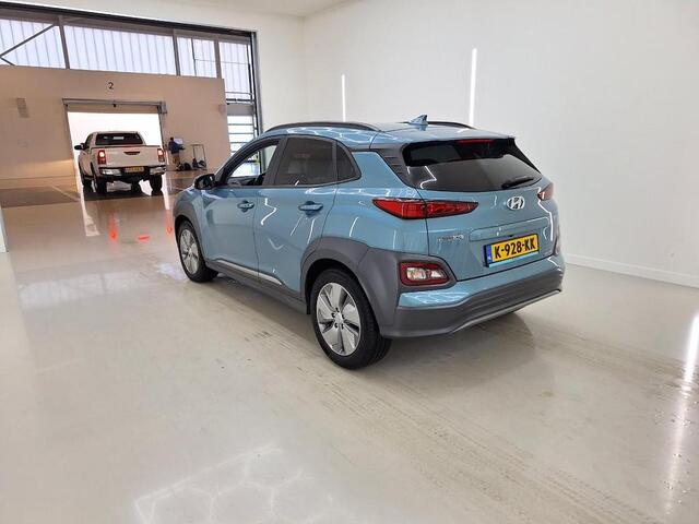 Hyundai Kona EV Limited 64 kWh Stuur + stoel verwarming en koeling | Elektrische stoelen |Led verlichting | Lichtmetalen velgen, Metaallak | Navigatiesysteem | Parkeersensoren