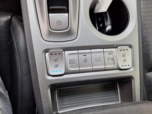 Hyundai Kona EV Limited 64 kWh Stuur + stoel verwarming en koeling | Elektrische stoelen |Led verlichting | Lichtmetalen velgen, Metaallak | Navigatiesysteem | Parkeersensoren