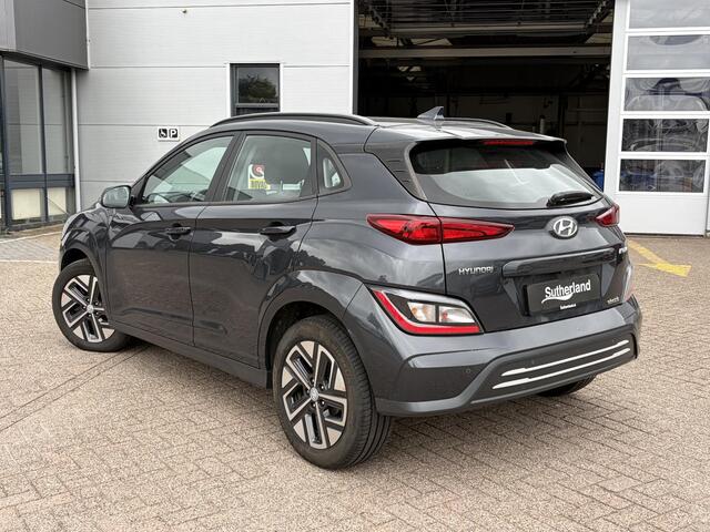 Hyundai Kona EV Fashion 64 kWh | 204 PK | SOH 95% | Adaptive cruise control | Achteruitrijcamera | Keyless entry | LED verlichting | DAB ontvanger | Bluetooth telefoonverbinding | Navigatie | Lichtmetalen velgen