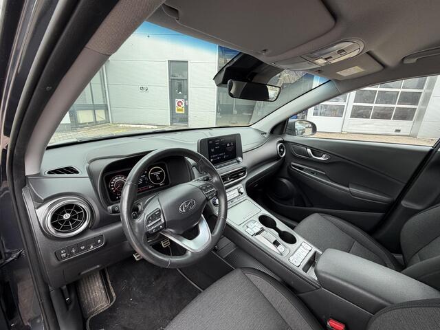 Hyundai Kona EV Fashion 64 kWh | 204 PK | SOH 95% | Adaptive cruise control | Achteruitrijcamera | Keyless entry | LED verlichting | DAB ontvanger | Bluetooth telefoonverbinding | Navigatie | Lichtmetalen velgen