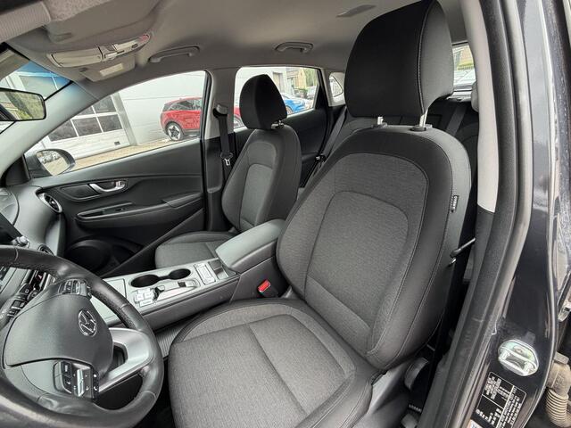 Hyundai Kona EV Fashion 64 kWh | 204 PK | SOH 95% | Adaptive cruise control | Achteruitrijcamera | Keyless entry | LED verlichting | DAB ontvanger | Bluetooth telefoonverbinding | Navigatie | Lichtmetalen velgen