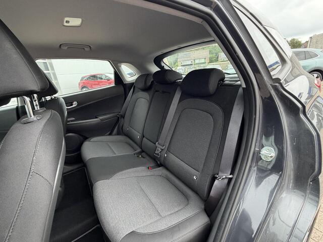 Hyundai Kona EV Fashion 64 kWh | 204 PK | SOH 95% | Adaptive cruise control | Achteruitrijcamera | Keyless entry | LED verlichting | DAB ontvanger | Bluetooth telefoonverbinding | Navigatie | Lichtmetalen velgen