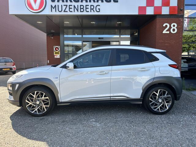 Hyundai Kona 1.6 GDI HEV Premium // FULL LED // NAVI + CARPLAY // ELEK. STOELEN // KEYLESS // ADAPTIVE CRUISE // STOEL VERWARMING + VERKOELING // TREKHAAK!!