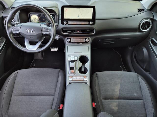 Hyundai Kona EV Comfort 39 kWh / SOH 100% / 3 fase Laden/ 8 jaar Batterijgarantie/ Fabrieksgarantie tot 02-2027 / Dealer onderhouden / Batterijgarantie tot 02-2030 / WLTP 305 km stad 435 km / CSS snelladen / Warmtepomp / Stuur- & Stoelverwarming / Achteruitrijcamera 