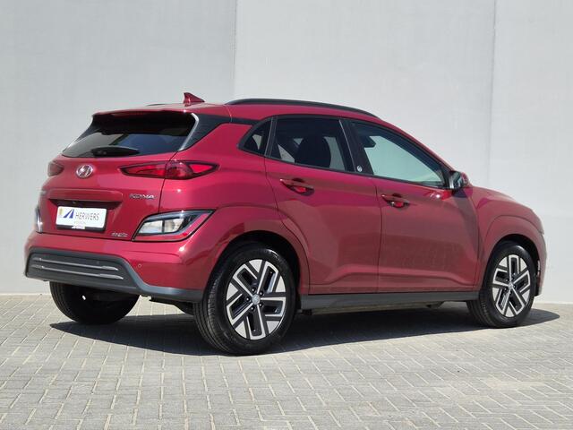 Hyundai Kona EV Comfort 39 kWh / SOH 100% / 3 fase Laden/ 8 jaar Batterijgarantie/ Fabrieksgarantie tot 02-2027 / Dealer onderhouden / Batterijgarantie tot 02-2030 / WLTP 305 km stad 435 km / CSS snelladen / Warmtepomp / Stuur- & Stoelverwarming / Achteruitrijcamera 