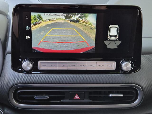 Hyundai Kona EV Comfort 39 kWh / SOH 100% / 3 fase Laden/ 8 jaar Batterijgarantie/ Fabrieksgarantie tot 02-2027 / Dealer onderhouden / Batterijgarantie tot 02-2030 / WLTP 305 km stad 435 km / CSS snelladen / Warmtepomp / Stuur- & Stoelverwarming / Achteruitrijcamera 