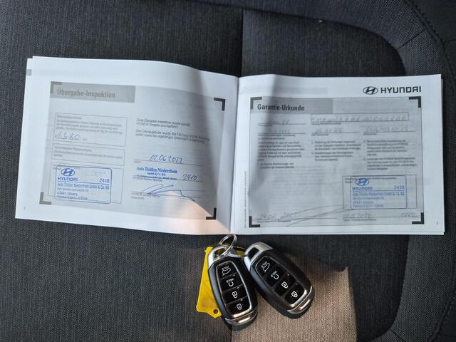 Hyundai Kona EV Comfort 39 kWh / SOH 100% / 3 fase Laden/ 8 jaar Batterijgarantie/ Fabrieksgarantie tot 02-2027 / Dealer onderhouden / Batterijgarantie tot 02-2030 / WLTP 305 km stad 435 km / CSS snelladen / Warmtepomp / Stuur- & Stoelverwarming / Achteruitrijcamera 