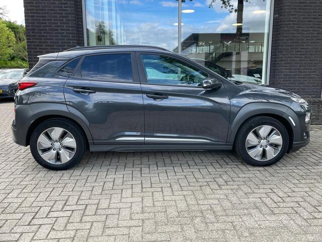 Hyundai Kona EV Premium 64 kWh | SOH 100% | Stoelverw. + ventilatie | Prem. audio | Adpt. cruise
