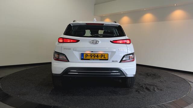 Hyundai Kona EV Comfort 39 kWh SOH 95,2% | Verwarmde stoelen | Digitaal dashboard | Warmtepomp | Navigatie