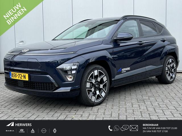 Hyundai Kona Electric Long Range Pure Edition 64.8 kWh / (Dynamische) Navigatie / 3 Fase / Batterijconditionering / Apple CarPlay & Android Auto / Stoel & Stuurverwarming / 19 Inch Lichtmetalen Velgen / Parkeersensoren Voor + Achter / Achteruitrijcamera /