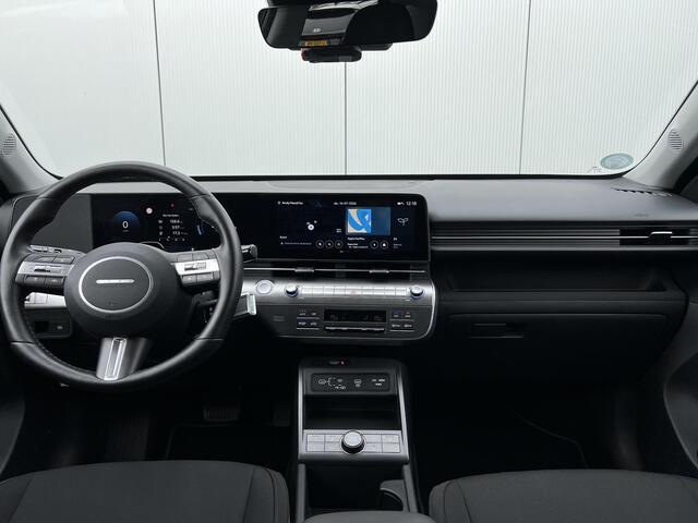 Hyundai Kona Electric Long Range Pure Edition 64.8 kWh / (Dynamische) Navigatie / 3 Fase / Batterijconditionering / Apple CarPlay & Android Auto / Stoel & Stuurverwarming / 19 Inch Lichtmetalen Velgen / Parkeersensoren Voor + Achter / Achteruitrijcamera /