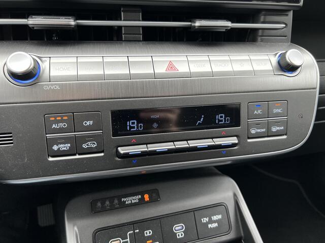 Hyundai Kona Electric Long Range Pure Edition 64.8 kWh / (Dynamische) Navigatie / 3 Fase / Batterijconditionering / Apple CarPlay & Android Auto / Stoel & Stuurverwarming / 19 Inch Lichtmetalen Velgen / Parkeersensoren Voor + Achter / Achteruitrijcamera /