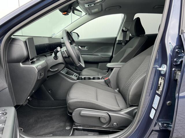 Hyundai Kona Electric Long Range Pure Edition 64.8 kWh / (Dynamische) Navigatie / 3 Fase / Batterijconditionering / Apple CarPlay & Android Auto / Stoel & Stuurverwarming / 19 Inch Lichtmetalen Velgen / Parkeersensoren Voor + Achter / Achteruitrijcamera /