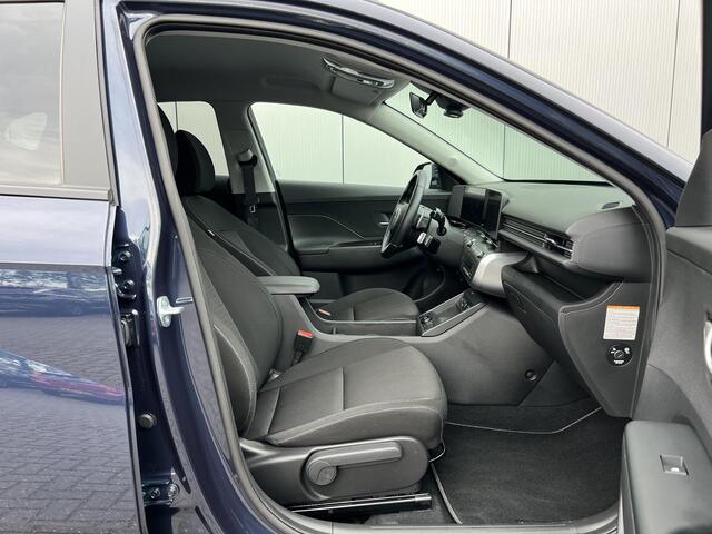 Hyundai Kona Electric Long Range Pure Edition 64.8 kWh / (Dynamische) Navigatie / 3 Fase / Batterijconditionering / Apple CarPlay & Android Auto / Stoel & Stuurverwarming / 19 Inch Lichtmetalen Velgen / Parkeersensoren Voor + Achter / Achteruitrijcamera /