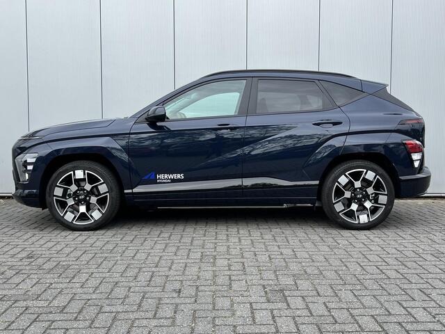 Hyundai Kona Electric Long Range Pure Edition 64.8 kWh / (Dynamische) Navigatie / 3 Fase / Batterijconditionering / Apple CarPlay & Android Auto / Stoel & Stuurverwarming / 19 Inch Lichtmetalen Velgen / Parkeersensoren Voor + Achter / Achteruitrijcamera /