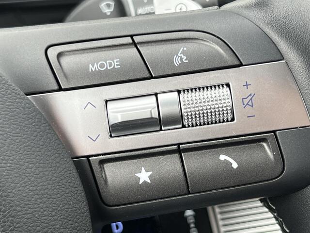 Hyundai Kona Electric Long Range Pure Edition 64.8 kWh / (Dynamische) Navigatie / 3 Fase / Batterijconditionering / Apple CarPlay & Android Auto / Stoel & Stuurverwarming / 19 Inch Lichtmetalen Velgen / Parkeersensoren Voor + Achter / Achteruitrijcamera /