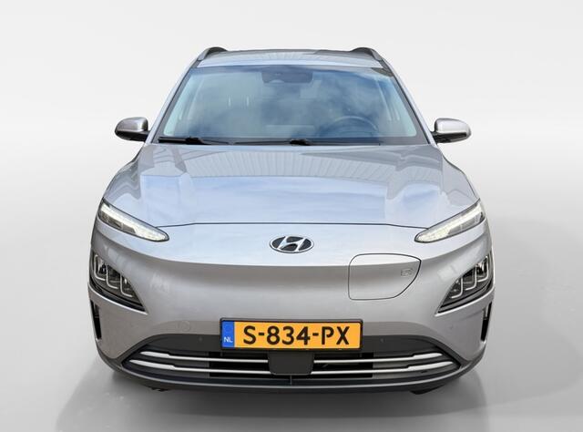 Hyundai Kona EV Premium 64 kWh 3 fase | Luxe uitvoering | Navigatie | HUD | Leder