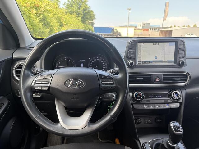 Hyundai Kona 1.0T Essence 2e Eigenaar,Trekhaak,Camera,Carplay,Navi,Clima,Cruise,6 Bak,N.A.P,120pk,Lm velgen,Rijstrooksensor,Pdc,Apk tot 03-2027