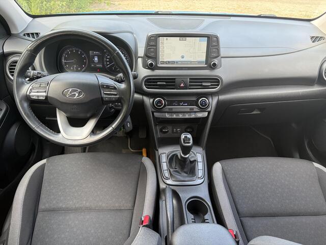 Hyundai Kona 1.0T Essence 2e Eigenaar,Trekhaak,Camera,Carplay,Navi,Clima,Cruise,6 Bak,N.A.P,120pk,Lm velgen,Rijstrooksensor,Pdc,Apk tot 03-2027