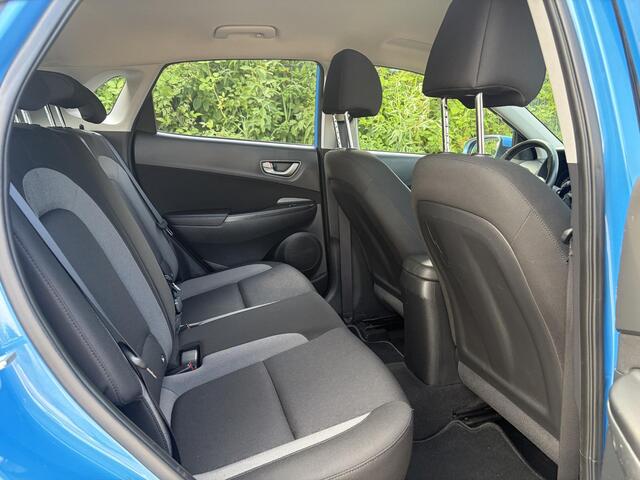 Hyundai Kona 1.0T Essence 2e Eigenaar,Trekhaak,Camera,Carplay,Navi,Clima,Cruise,6 Bak,N.A.P,120pk,Lm velgen,Rijstrooksensor,Pdc,Apk tot 03-2027