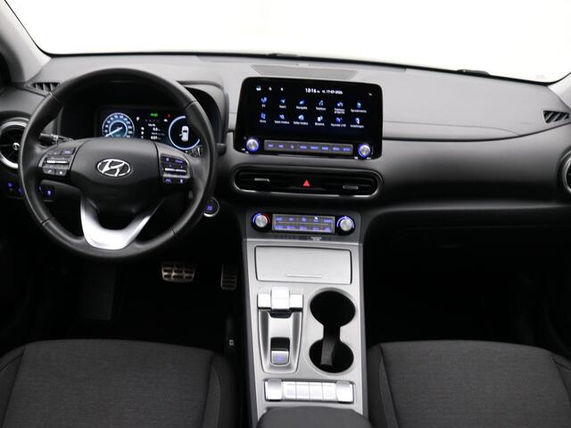 Hyundai Kona EV Fashion 39 kWh / SOH 99,2% / Warmtepomp / Adaptieve Cruise / HUD / Camera / Parkeersensoren / Dodehoek Detectie / Navigatie / Apple Carplay / NL- Auto / Dealer Onderhouden / Fabrieksgarantie tot 13-02-2028 /