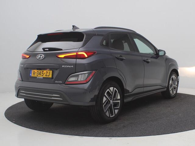Hyundai Kona EV Fashion 39 kWh / SOH 99,2% / Warmtepomp / Adaptieve Cruise / HUD / Camera / Parkeersensoren / Dodehoek Detectie / Navigatie / Apple Carplay / NL- Auto / Dealer Onderhouden / Fabrieksgarantie tot 13-02-2028 /