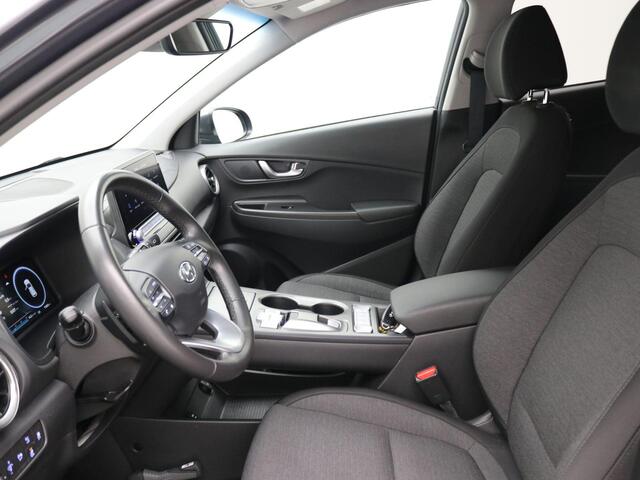 Hyundai Kona EV Fashion 39 kWh / SOH 99,2% / Warmtepomp / Adaptieve Cruise / HUD / Camera / Parkeersensoren / Dodehoek Detectie / Navigatie / Apple Carplay / NL- Auto / Dealer Onderhouden / Fabrieksgarantie tot 13-02-2028 /