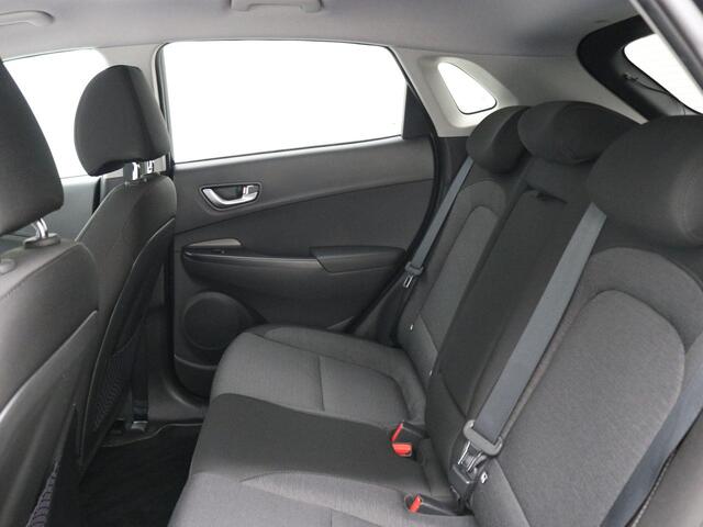 Hyundai Kona EV Fashion 39 kWh / SOH 99,2% / Warmtepomp / Adaptieve Cruise / HUD / Camera / Parkeersensoren / Dodehoek Detectie / Navigatie / Apple Carplay / NL- Auto / Dealer Onderhouden / Fabrieksgarantie tot 13-02-2028 /