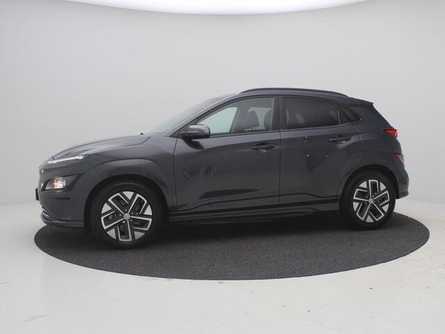 Hyundai Kona EV Fashion 39 kWh / SOH 99,2% / Warmtepomp / Adaptieve Cruise / HUD / Camera / Parkeersensoren / Dodehoek Detectie / Navigatie / Apple Carplay / NL- Auto / Dealer Onderhouden / Fabrieksgarantie tot 13-02-2028 /