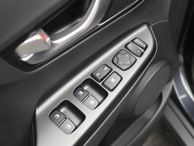 Hyundai Kona EV Fashion 39 kWh / SOH 99,2% / Warmtepomp / Adaptieve Cruise / HUD / Camera / Parkeersensoren / Dodehoek Detectie / Navigatie / Apple Carplay / NL- Auto / Dealer Onderhouden / Fabrieksgarantie tot 13-02-2028 /