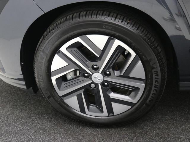 Hyundai Kona EV Fashion 39 kWh / SOH 99,2% / Warmtepomp / Adaptieve Cruise / HUD / Camera / Parkeersensoren / Dodehoek Detectie / Navigatie / Apple Carplay / NL- Auto / Dealer Onderhouden / Fabrieksgarantie tot 13-02-2028 /